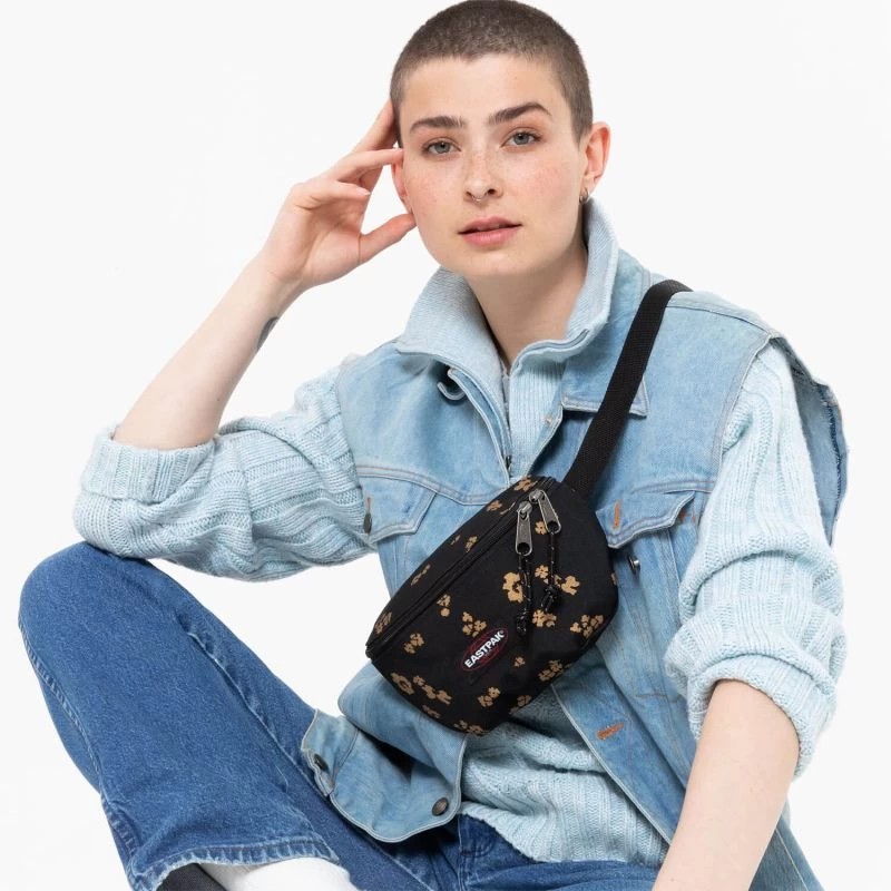 Eastpak Banane Springer 2 Litres Flower Shine Black 7 Eastpak Banane Springer 2 Litres Flower Shine Black – Image 5