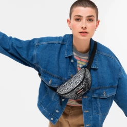 Eastpak Banane Springer 2 Litres Sculptype Black 11 Eastpak Banane Springer 2 Litres Sculptype Black -Delsey Paris Magasin banane springer 2 litres sculptype black 4