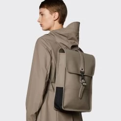 Rains Sac à Dos Backpack Mini 40 Cm Tonal Taupe 12 Rains Sac à Dos Backpack Mini 40 Cm Tonal Taupe -Delsey Paris Magasin sac a dos backpack mini 40 cm tonal taupe 4