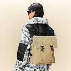 Rains Sac à Dos MSN Bag Mini 34 Cm Sand 7 Rains Sac à Dos MSN Bag Mini 34 Cm Sand -Delsey Paris Magasin sac a dos msn bag mini 34 cm sand 2