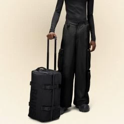 Rains Sac De Voyage Cabine à Roues Texel Cabin Bag 40 L Noir 9 Rains Sac De Voyage Cabine à Roues Texel Cabin Bag 40 L Noir -Delsey Paris Magasin sac de voyage cabine a roues texel cabin bag 40 l noir 3